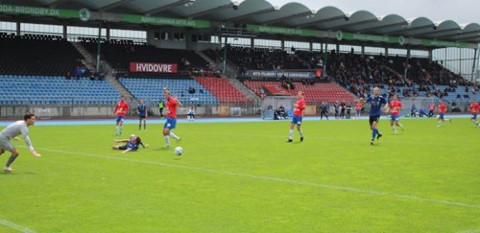 Så tæt på og alligevel så langt fra