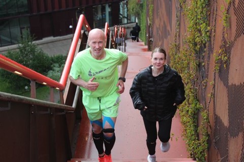 Far og datter skal op ad trapperne	