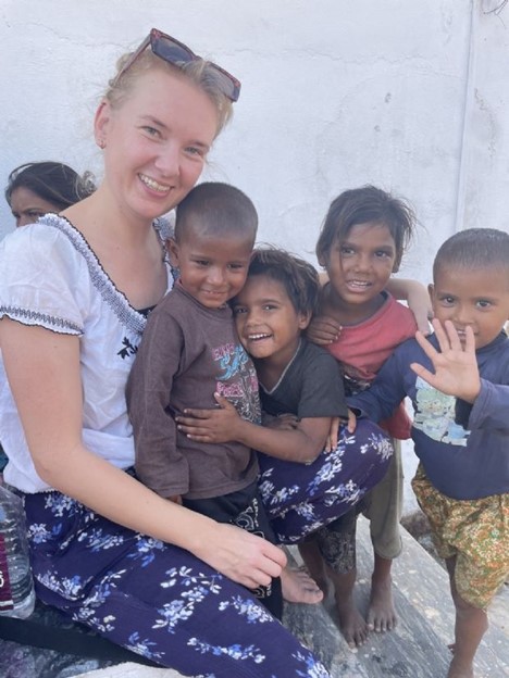 To l�ger med en mission i Indien