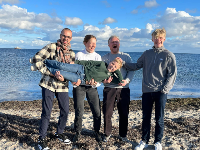 Brian efterlader sig sin hutru Tina, og fem børn. Her er Malthe, Emma, Laurits og Andreas. Det er den yngste Viggo som bliver båret af de øvrige. Billedet udlånt af familien.