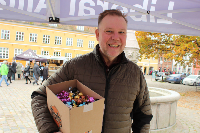 Kim Andersen kom forbi Liberal Alliance med en kasse med fyldte chokolader. Det var et hit hos de liberale.
