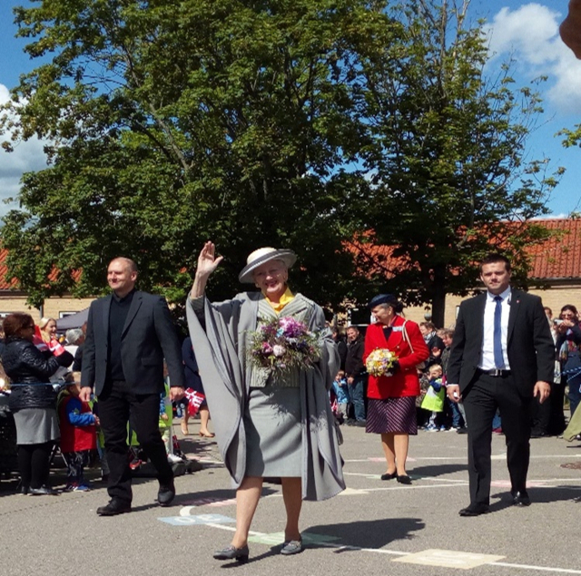 Dronning Margrethe gav et nik til fanen ved hendes besøg i Borup i 2019. 