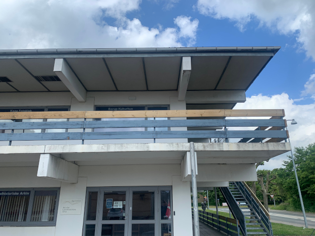 Eroderingen af betonen på svalegangen må have gået forholdsvist stærkt, for i 2022 brugte Køge Kommune penge på at udskifte en del af det rækværket.