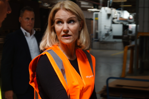 Der var hele tiden nu indtryk for statsministeren, men det s� ud som om hun havde en god time p� fabrikken.