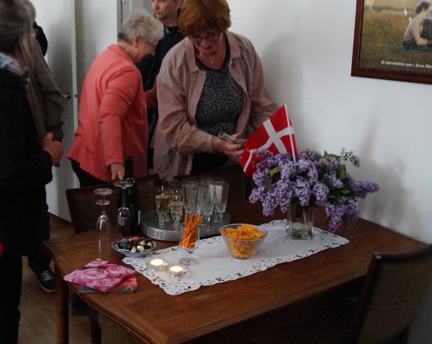 Der blev serveret champagne til de fremm�dte. Det var ogs� en stor dag.