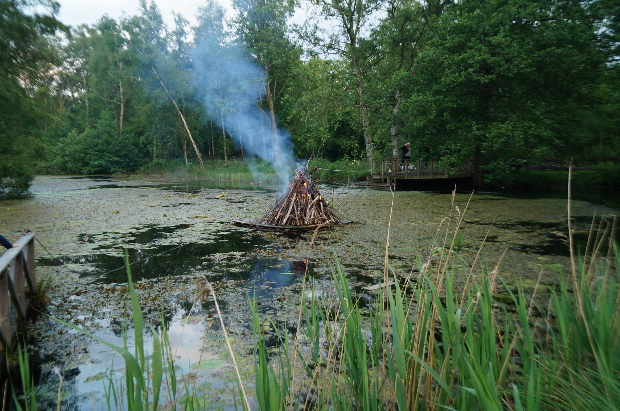 Der var h�j stemning da b�let br�ndte p� s�en ved Corona Camping.