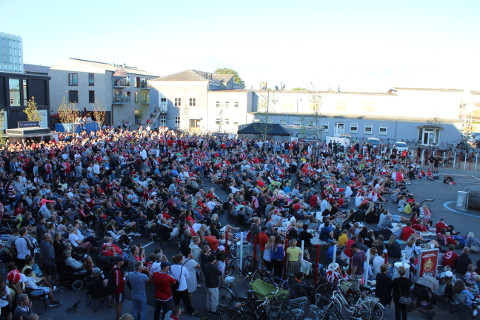 Kampen var sp�ndende og ingen �nsede for alvor fotografen.