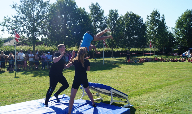 Det var dygtige piger fra K�ge Bugt Gymnastikforening som viste hvad de kunne ved spring p� trampolin.