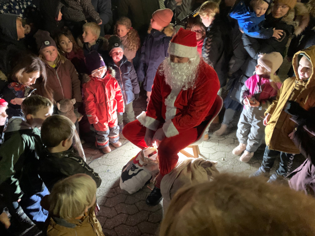 Julemanden havde godteposer med til alle børn - og man kan se nogle af børnene er sikre på det er den rigtige Julemand. 