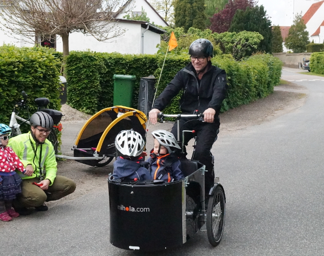 Om det var fordi far k�rte for st�rkt fort�ller historien ikke noget om, men cykelhjelmen p� Mathias sidder ikke helt lige efter den f�rste tur.
