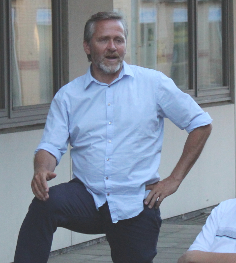 I Skjorte�rmer og kondisko var han noget mere afslappet end hans s�dvanlige dresscode.